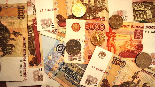 peníze, bankovky, mince